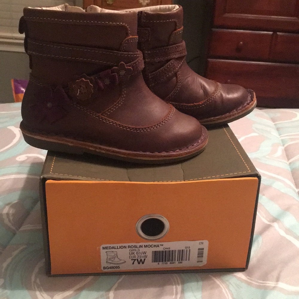 2pr Stride Rite T7  boots.Medallion collection